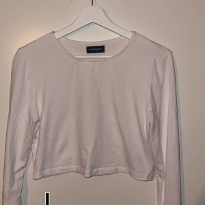Magtröja i storlek L - Långärmad vit magtröja i storlek L, aldrig använd. 
