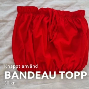 Bandeau topp - Sparsamt använd bandeau köpt i Grekland för något år sedan. Skulle gissa på använd max 5 ggr. Referensbild på sista för att se längden på den. Köparen står för frakt.