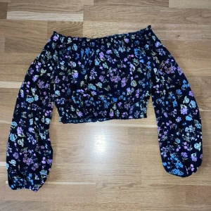 blommig tröja - superfin tröja med blommor från h&m, storlek s och väldigt stretchig. aldrig använd. möter upp i stockholm, annars står köparen för frakten 