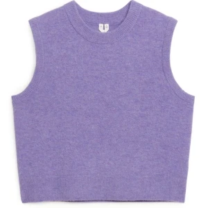 Knitted Alpaca Vest Arket - Stickade västar från Arket i lila och grönt i storlek S. Båda är i fint skick, bara använda 2-3ggr.