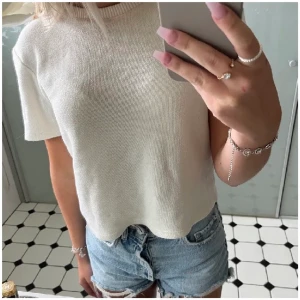 Zara - Säljer den här stickad vita slutsålda toppen från zara💕