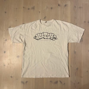 Vintage graffiti 90s Hutch T-shirt - En riktigt skön graffiti tisha från tidigt sent 90 tal. Storlek Xl men sitter som en boxy L. Den är i extremt bra skick för sin ålder.