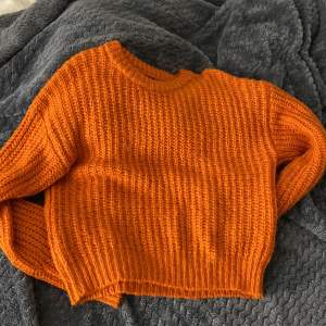 En jättefin orange stickad tröja från Lindex i storlek xs. Passar perfekt nu till hösten och är inte stickig alls.❤️‍🔥