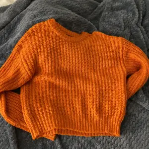 En jättefin orange stickad tröja från Lindex i storlek xs. Passar perfekt nu till hösten och är inte stickig alls.❤️‍🔥