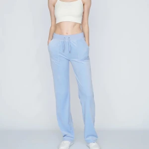 Ljusblå Juicy Couture byxor - Juicy byxor som jag säljer för att de är lite försmå💔det är några små defekter på dom men inget som syns när man har på sig dom. Dom är sönder så som på bilden på båda fickorna. Köparen står för frakten, skriv för fler bilder❤️