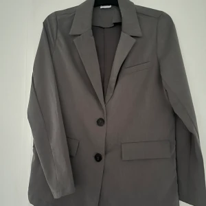 Grå kavaj - Grå oversize kavaj från Vero Moda. Ligger själv på strlk M o passar mig bra så funkar både på S och M