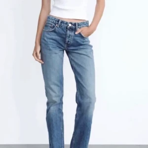 Zara mid waist jeans - Säljer även mina blå mids ifrån zara då dem blivit för stora! Storlek 38!💖💖💖