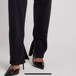 NA-KD jeans med slit  - Jeans från NA-KD med slit, jätte fina passar till alla tillfällen, använda ca 2 gånger eftersom att jag har alldeles för mycket byxor. 