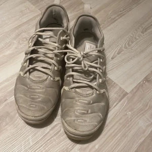 Nike vapormax  - Gamla slitna nike vapormax. Säljer då de inte används. Köpta några år sen och bara stått. Nypris ca2000kr storlek44