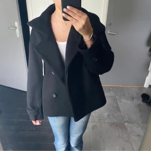 kappa - super fin svart kappa som jag nu säljer eftersom den aldrig kommer till någon användning, storlek 42 men går bra för de som har storlek s (lånad bild av Leaagermark)💕 kom privat för fler bilder. 