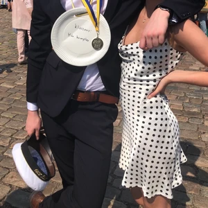 Prickig kort siden klänning!  - Intressekoll på min korta siden klänning som originellt är från Zara men är omsydd till att vara mer figursydd och kort! På grund av det sitter den som en smäck men är en mindre storlek! 🖤🤍