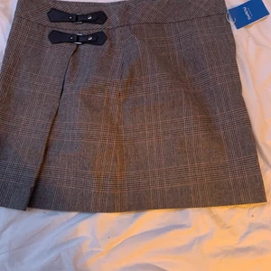 rutig kjol  - rutig kjol, esprit, köpt från sellpy men passade ej. det är storlek 38 men den va stor så skulle säga den e 40-42/L. nyskick