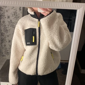Oanvänd teddyjacka  - En jättefin oanvänd Teddyjacka från H&M i storlek M. Säljer då den inte kommer till användning. 150kr + 66kr i frakt. ❤️‍🔥