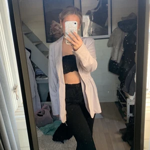 Ljus lila kavaj  - Super fin ljus lila kavaj ifrån Gina Tricot!💗 Den är helt oanvänd och ordinarie pris var 649 kr. 