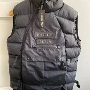 Phillip plein väst - Säljer en fin filip Phillip Plein väst som är modern och den är helt ny. skriv Dm om ni är intresserade