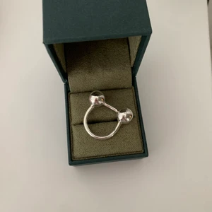 Maria Nilsdotter  - Maria Nilsdotter, StrongeSt girl in the World Ring.                Ringen är slutsåld hos Maria Nilsdotter både i guld & silver.                               Material: Silver. Storlek: 16.5.  Nypris: 2500 kr Använd ett fåtal gånger. Smyckesask medkommet. Öppen för byte! 