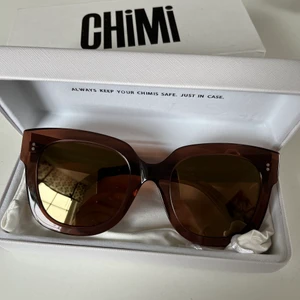 Chimi 08 - Säljer nu mina supersnygga chimisolglasögon i färgen Coco med spegelglas i storleken 08! Nästan aldrig använda då de är för stora för mig. De är köpta på Chimis egen hemsida förra året och dessa med spegelglas finns inte längre att köpa på hemsidan!! 