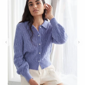 & other stories stickad lila kofta i alpaca ull - Other stories kofta kabelstickad i alpaca ull. Så fin färg!! Storlek 34. Nypris 800:- 