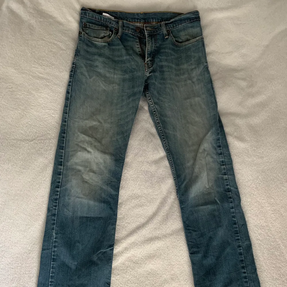 Vintage Levis jeans med en low waist och raka/ lite utsvängda ben. Perfekta jeansen men tyvärr för små för mig nu.. Jeans & Byxor.