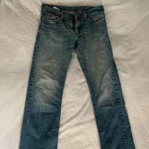 Vintage Levis jeans low waist - Vintage Levis jeans med en low waist och raka/ lite utsvängda ben. Perfekta jeansen men tyvärr för små för mig nu.