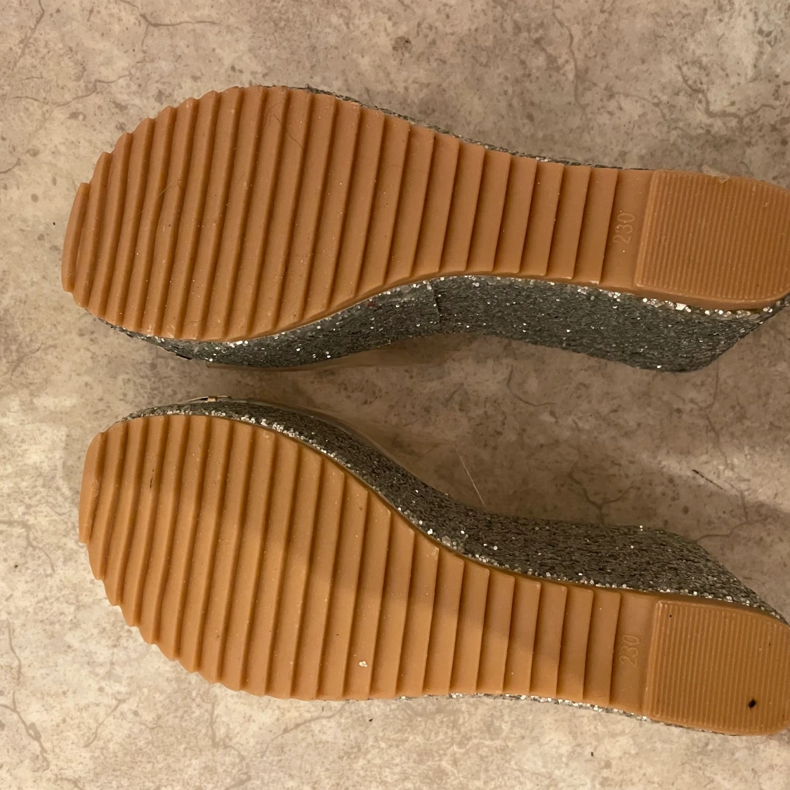 Transparenta platå skor  - 91