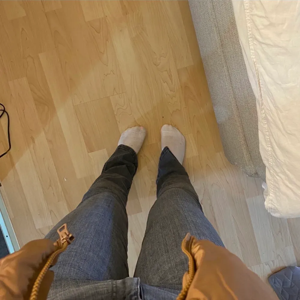 Lånad första bild!! Så fina jeans med slits från zara. Är 168 cm lång och brukar bära 36-38 på jeans. Dessa är stretchiga i materialet. Vet inte vad storleken är exakt. Jeans & Byxor.