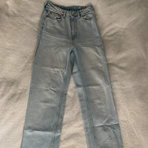 Weekday jeans i modellen: Row extra high straight. Perfekta passformen som ligger sig fint över sneakers.