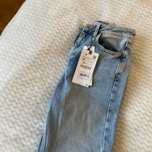 Zara jeans  - Zara jeans i modellen ”slim fit”, aldrig använda då dem ej passade mig <3 ordpris:359 