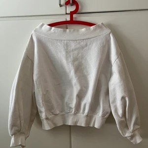 Off shoulder tröja - Sitter mycket finare på än vad den ser ut,  ballong ärmar och offs shoulder. 