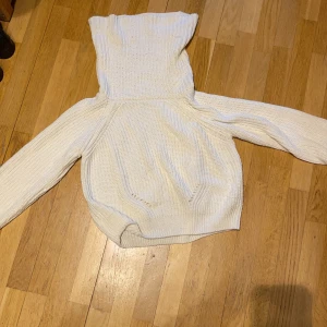 Stickat -  Stickad tröja med små gulliga hål🤍