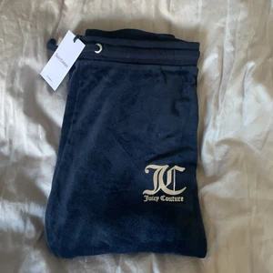 Juicy Couture - Säljer mina mörkblåa helt oanvända Juicy Couture byxor! Jag köpte dem för 549kr på zalando och dem är helt slutsålda, dem är i storlek 14-15 vilket motsvarar 164-166/XS/S 💙 Säljer då dem är för långa för mig, kom privat vid intresse, fler bilder eller andra frågor!