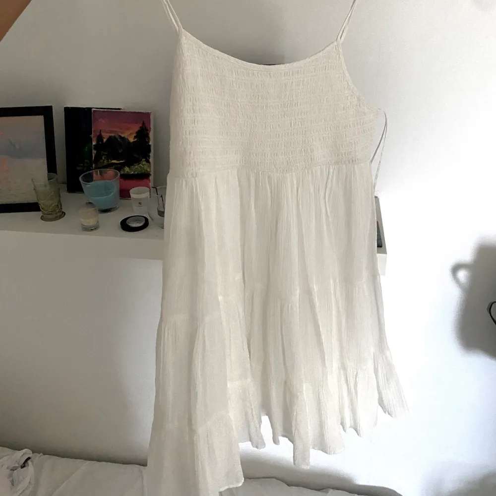Slutsåld Zara klänning!😍😍 Bild lånad från Amelie Stehag! Jag brukar ha S och den sitter perfekt💕💕 Oanvänd, endast testad & lapp kvar🤩 HÖGSTA BUD: 310kr + frakt. Klänningar.