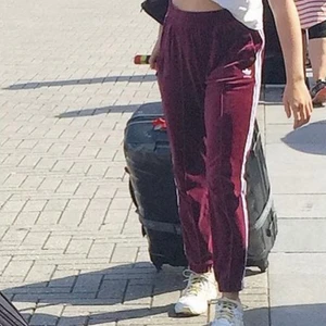 Adidas mjukisbyxor - Sköna mjukisbyxor från Adidas med sammetsmaterial. Är i väldigt bra skick. Storlek EU 34. Vinröd/lila. 