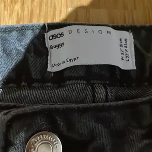 Tjena, säljer nu ett par helt nya Asos baggy jeans. Tyvärr var storleken för stor för mig så säljer vidare dem. De är endast testade och lappen sitter kvar. 