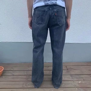 Orange tab levis jeans - Vintage levis jeans - modellen är orange tab, vilket är en gammal och unik kollektion från Levis - Står storlek W34 L32 i dem, men passar mer som W32 L32. Modellen på bild är 175cm lång.  - Snygg, tvättad svart färg - Bud börjar på 300. Höj bud med minst 50 eller köp direkt för 500kr!