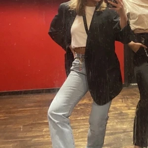 Oversize kavaj - Så snygg oversize svart kavaj, perfekt som jacka nu i vår! Säljer då den är för stor på mig, köpt här på plick! Fint skick💓
