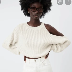 ZARA STICKAD TRÖJA - En skitsnygg stickad tröja till våren, skönt tyg, stora ärmar, lite croppad. 
