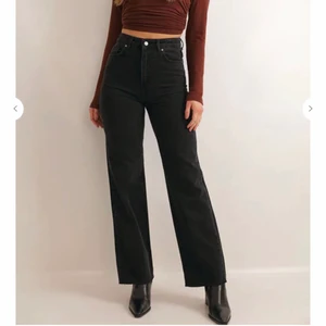 Svarta jeans från Chiquelle - Säljer dessa svarta jeans från Chiquelle då dom endast kommit till användning ca 2 gånger. Säjer dom då de är lite för stora för mig. Mer bilder kan skickas💓 Nypris 499kr