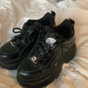 buffalo platforms storlek 38 - buffalo platforms i storlek 38 nyskick använda 1-2 gånger. köpte dom för 1800 kr. pris kan diskuteras!