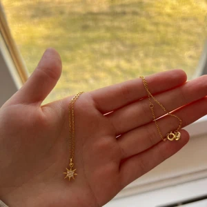 Halsband - Halsband i guldig färg med en liten slags stjärna, jättefint och har inga fel men säljer pga jag fick det av mitt ex och vill inte längre använda det