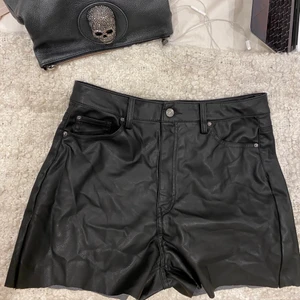 Skinn shorts - Väldigt snygga svarta läder shorts som är lite oversized i passformen.