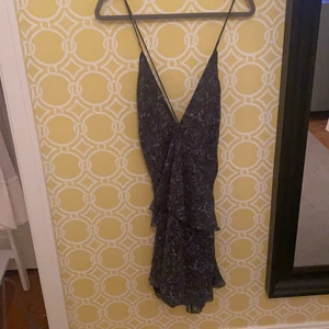 Zara klänning - Snyggaste zara klänningen som jag tror är slutsåld, måste sälja för den va lite stor. Sååå fin snörning på ryggen och perfekt för sommaren 😍😍