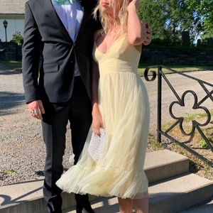 Klänning  - Helt ljuvlig klänning till skolavslutning/bal/bröllop m.m! Den är endast använd 1 gång och är som ny, säljer den pga kommer inte till användning igen. Köpt på asos. Det är storlek 36/small men den hör till kategorin ”petie” så den är lite tajtare runt om bröstkorgen, skriv för mer info ang storlek eller fler bilder på den! Om många är intresserade blir det budgivning 