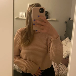 Snygg rosa/beige tröja - En snygg rosa/beige tröja som är köpt ifrån H&M i storlek M. Tröjan är mer rosa i verkligheten men fortfarande rosa/beige. Säljer då den inte kommer till användning🤎💗