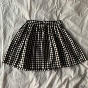 black and white checked skater skirt from Monki in size 34. in perfect condition and perfect for spring and summer!🖤🤍🖤