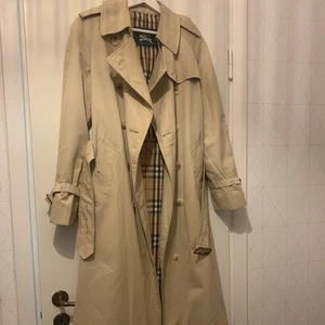 Burberry trenchcoat  - Vintage Burberry trenchcoat från en vintagebutik i London. Perfekt modell. Jättefint skick. Passar en strl 34-36 (uk 6-8)Klassiska rut-mönstret på insidan. Skärp i midjan. 