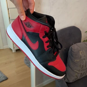 Air Jordan 1 mid banned  - Otroligt fina Jordan 1 mid i storlek 39! Köp för ca 1 år sedan och endast använda vid några få tillfällen. Ser inprincip nya ut och väldigt fint skick. Säljer pga brist av användning ❤️ 
