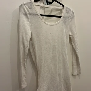 Vit tröja öppen i ryggen  - en vit tröja  storlek XS passar S. öppen i ryggen. 