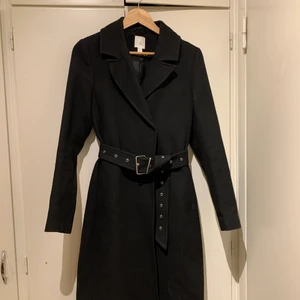 Kappa från hm storlek 34 - Kappa från hm från deras lyxigare kollektion för något år sedan. Använd, men tack vare materialet på den så ser den som ny ut. En ficka har ett hål i, annars hel och ren. Storlek 34.