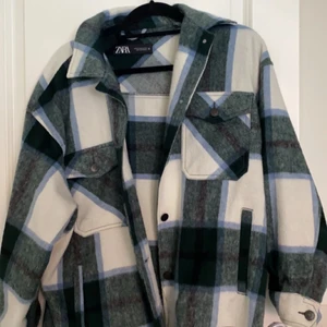 Rutig jacka - Rutig jacka från Zara som är knappt andnvänd och har inga fläckar eller hål. Är storlek M men passar även S. 